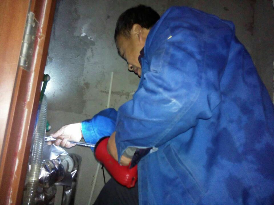 物業(yè)公司親情化服務 為業(yè)主寒冬送溫暖