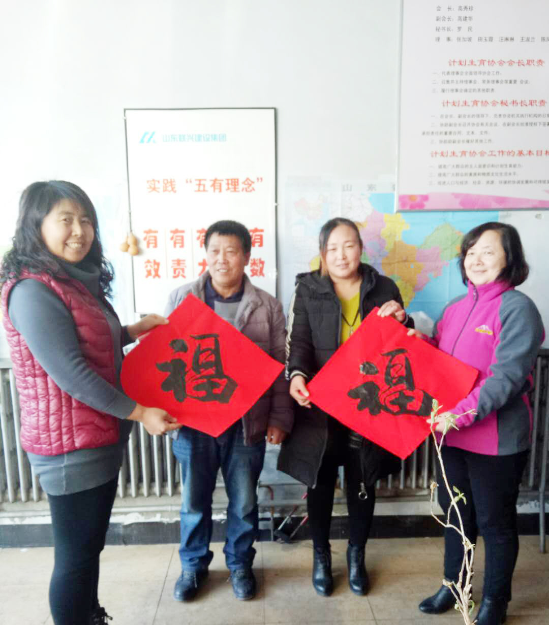 市場(chǎng)部為商戶(hù)贈(zèng)春聯(lián) 送祝福