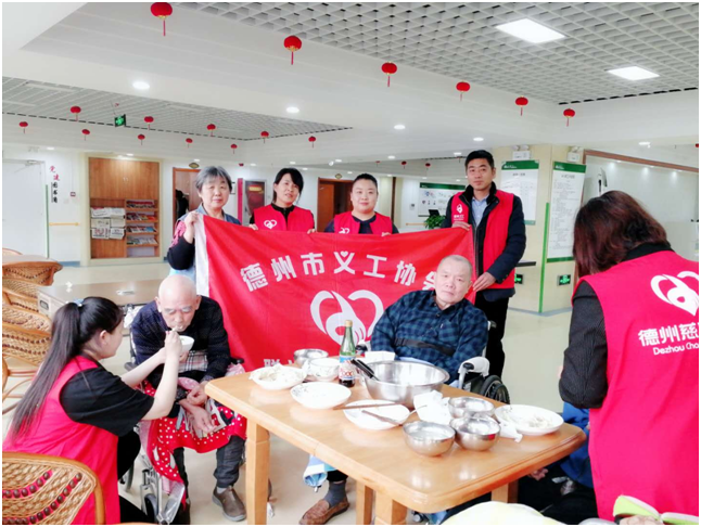 聯(lián)興愛心義工團(tuán)為福樂多康養(yǎng)中心老人慶冬至送水餃