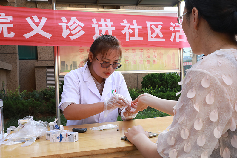 聯(lián)興金友物業(yè)“醫(yī)養(yǎng)康服務(wù)標(biāo)準(zhǔn)建設(shè)”義診進(jìn)社區(qū)