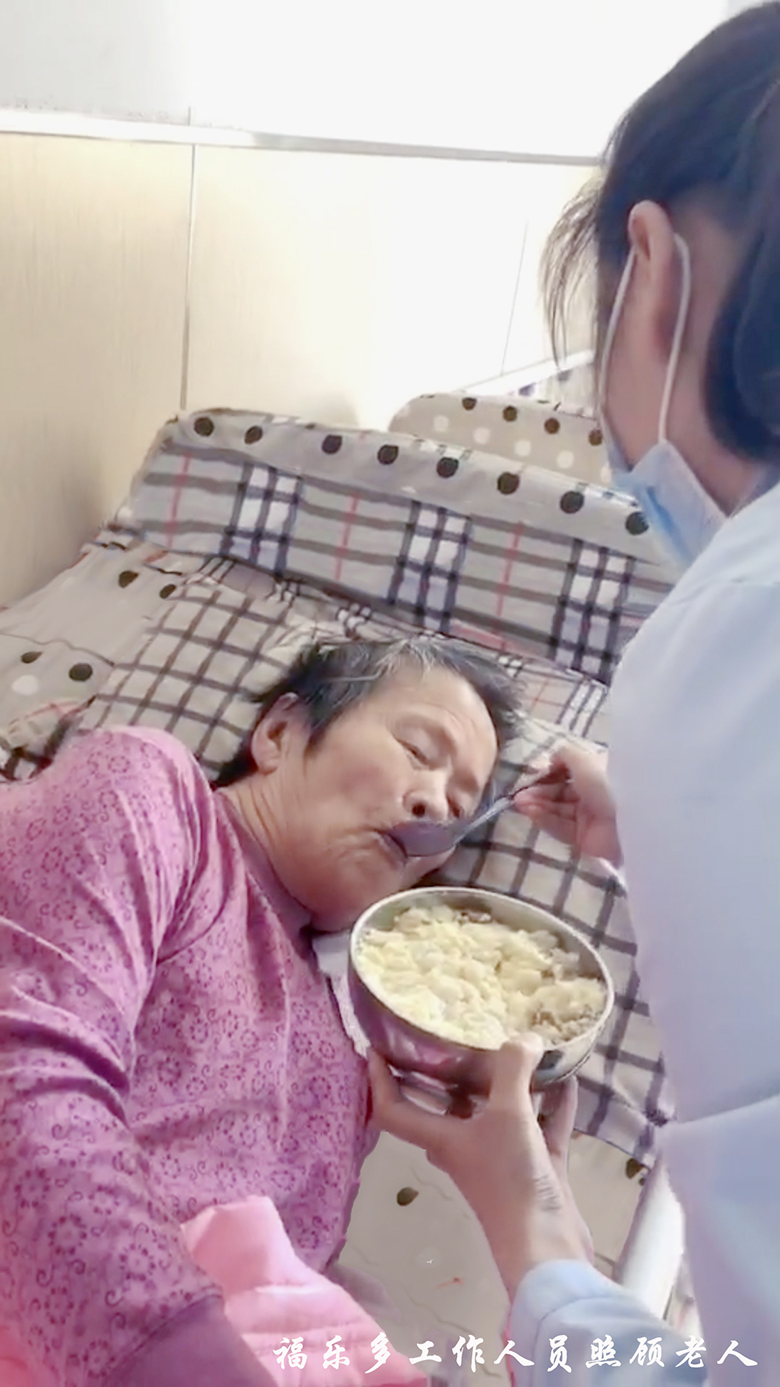 聯(lián)興福樂多失能老人護(hù)理贏贊譽(yù) 家屬送錦旗表謝意